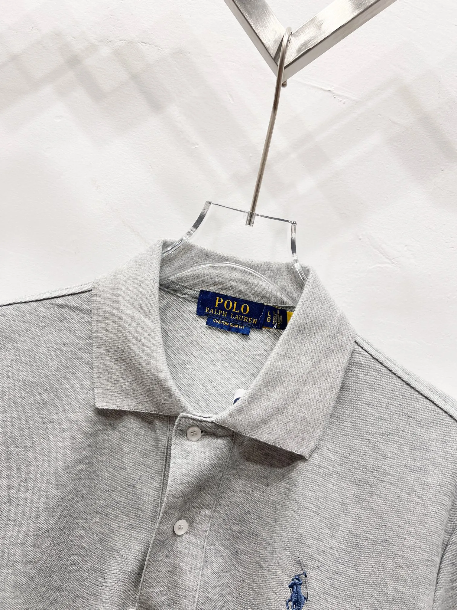 P140 Ralph Lauren Ralph Lauren two-button classic pony embroidered polo shirt short-sleeved T-shirt men's polo This Polo shirt is a timeless "elegant man" in the wardrobe. The dark blue background + classic equestrian embroidery, Ralph Lauren's classic DNA will make your heart beat at a glance! The lapel design has a sense of elegance, and the two white buttons are perfect details. It is refreshing when worn alone, and it is also very elegant when paired with a suit. Color: Gray Size: M-XXL